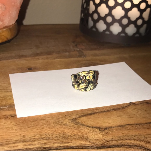 Thick ring with flower design - Picture 3 of 3